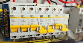 Монтаж УЗО - установка по доступной цене от 357 руб в отрадном от ЭлектроТрд