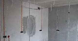 Прокладка кабеля в штробе в отрадном – расценки от 204 руб - ЭлектроТрд